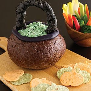 Impress guests with these crafty Halloween appetizer, which cleverly transforms pumpernickel bread, breadsticks and cream cheese into a basket, then fills it with a super-simple creamy spinach dip. Spinach Dip In Bread Bowl, Dip In Bread Bowl, Bread Bowl Dip, Halloween Fingerfood, Halloween Finger Foods, Halloween Appetizers Easy, Creamy Spinach Dip, Recetas Halloween, Halloween Party Appetizers