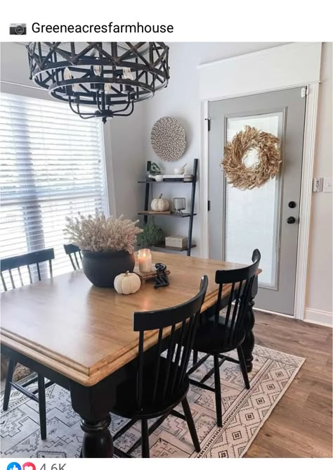 Black Dining Table With Wood Chairs, Eat In Kitchen Dining Room Combo, Modern Western Dining Room, Black Modern Home Decor, Dining Room With Black Table, Black Kitchen Table Decor, Wood Table With Black Chairs, Small Dining Room Design, Western Dining Room