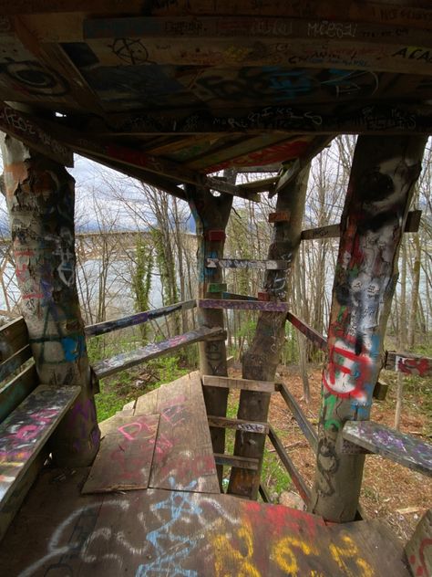 Treehouse Zombie Apocalypse Hideout, Inside A Tree House, Tree House Aesthetic Inside, Cozy Treehouse Interior, Secret Hideout Aesthetic, Abandoned Treehouse, Aesthetic Treehouse, Treehouse Inside, Treehouse Aesthetic