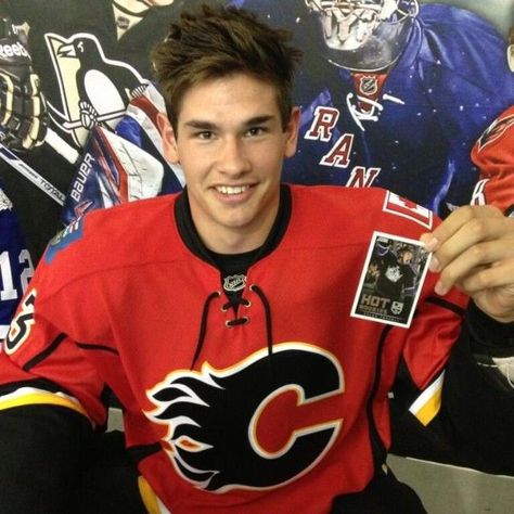 Sean Monahan (Canada ice hockey) Hockey Team Photos, Sean Monahan, Hockey Cup, Pro Hockey Players, Hockey Hair, Surfer Guys, Hockey Girlfriend, Philadelphia Flyers Hockey, Johnny Gaudreau