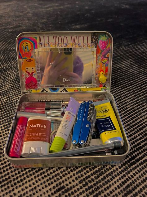 Mint Tin Survival Kit, Painting Altoid Tins, Altoids Box Ideas Tin Art, Altoid Tin Ideas Diy Survival Kits, Altoids Tin Ideas, Tin Box Aesthetic, Diy Altoid Tin Crafts, Altoids Wallet Outside Design, Decorated Altoid Tins