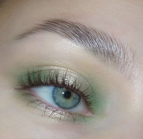 Like Green Eye Makeup, Minimalist Green Eye Makeup, Jade Green Makeup, Green Eyeshadow Easy, Green Makeup Looks Blue Eyes, Green Highlight Makeup, Simple Green Eye Look, Cute Green Eye Makeup, Wedding Makeup Unique