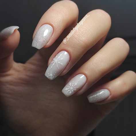 White Winter Nails Snowflakes, Milky White Nails With Snowflakes, Winter Nails Milky White, White Glitter Snowflake Nails, Milky Winter Nails, Milky White Winter Nails, White Nails Snowflake, Snowflake Almond Nails, White Nails With Snowflakes