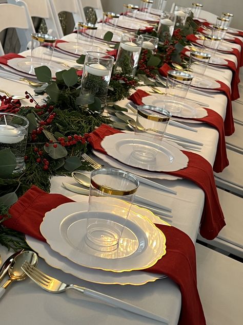 Long Christmas Dinner Table, Christmas Eve Decor Ideas, Friendsmas Table Decorations, Work Christmas Party Table Decor, Work Holiday Party Table Decor, Family Christmas Party Decorations, Christmas Dinner Table Aesthetic, Long Christmas Table Decor, Christmas Party Tables