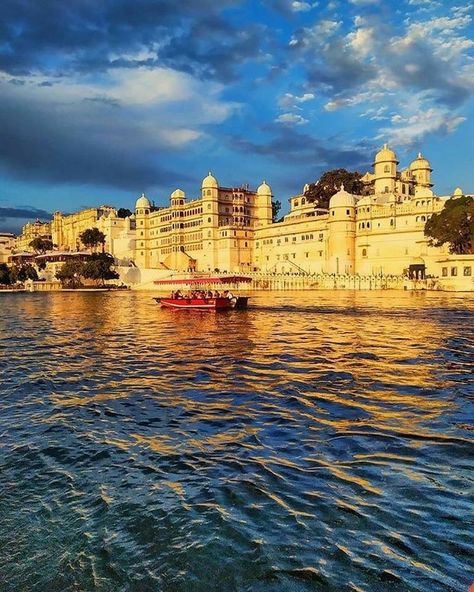 7 Best Things to do in Udaipur, Rajasthan – Travelogy Rajasthan Fort Photography, Jaipur Landscape Photography, City Palace Udaipur Photography, Udaipur Photos, Rajasthan Aesthetic, Udaipur Photography, Indian Fort, City Palace Udaipur, India Landscape