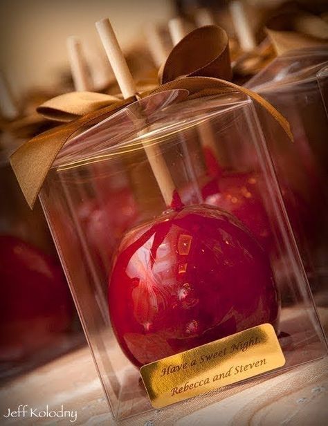 Candy Apple Bar Wedding, Toffee Apple Wedding Favours, Apple Theme Wedding, Candy Apple Wedding Favors, Snow White Xv Theme, Candy Apple Party Favors, Snow White Bridal Shower Ideas, Disney Wedding Food, Snow White Quinceanera Theme