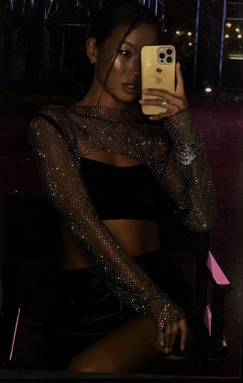 Sparkle Top Outfit, Sparkly Top Outfit, Glitter Tops Outfit, Black And Silver Outfits, Glitter Outfit, Silver Outfits, Sparkly Outfits, Sparkle Outfit, Party Outfits Night