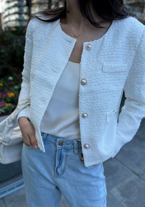 Textured Jacket Outfit, Crop White Jacket Outfit, Textured Blazer Outfit, White Cropped Jacket Outfit, Elegant Jackets For Women, White Tweed Jacket Outfit, Chanel Jacket Outfit, Aw Outfits, Cropped Jacket Outfit