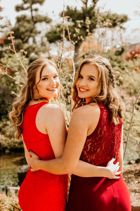 Prom Photoshoot Best Friends, Prom Photoshoot Girlfriends, Sisters Prom Pictures, Prom Pictures Girlfriends, Prom Photos Ideas Single, Prom Picture Poses Best Friends, Prom Picture Friends, Individual Prom Poses Ideas, Prom Poses For Two Friends