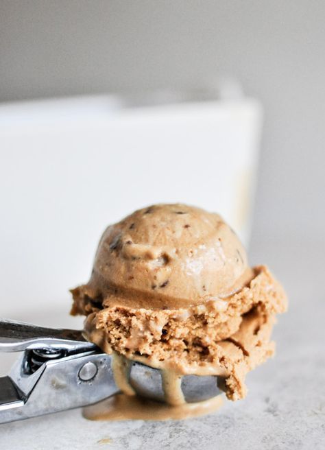 Burnt Caramel Bourbon Ice Cream with Milk Chocolate Toffee | howsweeteats.com Caramel Bourbon, Bourbon Ice Cream, Toffee Ice Cream, Scoop Of Ice Cream, Chocolate Toffee, Ice Cream Popsicles, Ice Ice Baby, Köstliche Desserts, Homemade Ice