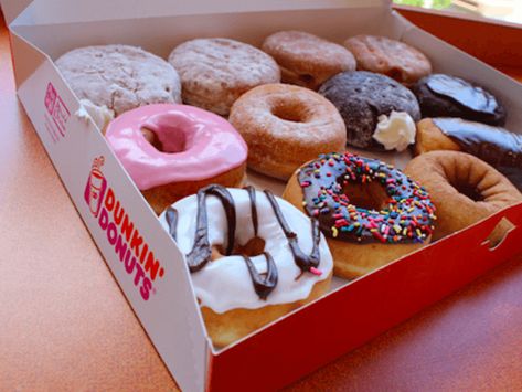 CAJA DE DUNKIN DONUTS Dukin Donuts, Chocolate Glazed Donut, Donuts Chocolate, Donut Box, Chocolate Glazed Donuts, Donut Dessert, Glazed Donut, Donut Glaze, Chocolate Glaze