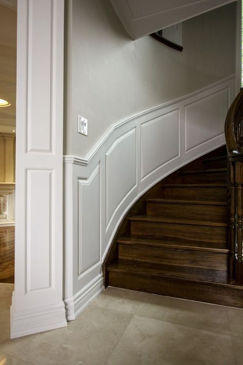 Curved Wainscoting, Stairway Wall Design, Staircase Wainscoting, Wood Chair Rail, Wall Panels Ideas, 3d Accent Wall, Molding Kitchen, Beadboard Ideas, Wainscoting Wall Paneling