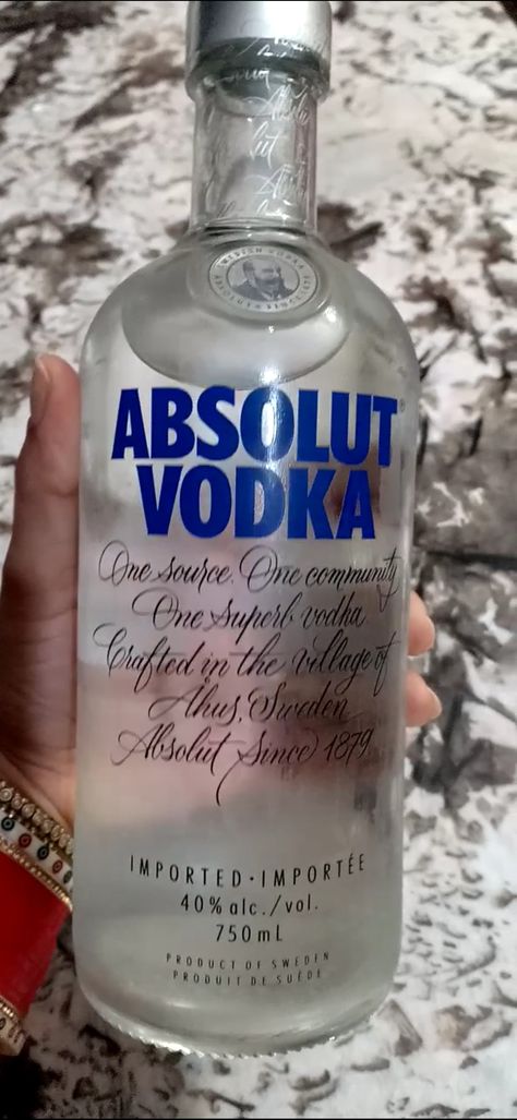 A gift that feels too bad if you have to give to someone else 😬 # spread the 💙 # Absolut Vodka 🍻🍾 Vodka Astethic, Absolut Vodka Aesthetic, Vodka Bottle Aesthetic, Alchole Bottle, Messy Party, Bottle Of Vodka, Skyy Vodka, Pretty Alcoholic Drinks, Vodka Shots