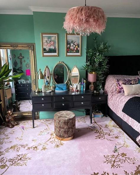 What Colors Go With Dark Green? Try These 15 Combos | Apartment Therapy Quirky Living Room, Home Ideas Kitchen, Home Bedroom Design, Home Drawing, Drawing Home, Quirky Home Decor, Apartment Decor Inspiration, Dream House Decor, Ideas Home