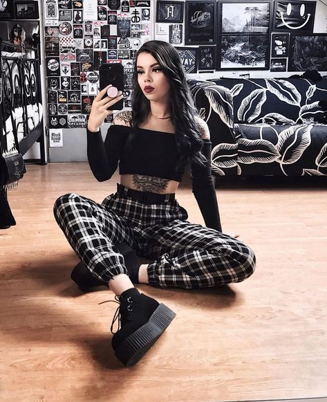 𝐍𝐢𝐜𝐤𝐲 𝐒𝐚𝐭𝐚𝐧𝐚𝐛𝐢𝐬 ♡ on Instagram: “What’s up people on Instagram 🙆🏼‍♀️ Here’s me and my not white floor 👀 Not having to edit it black and white saves me a whole lot of time!…” Cargo Pants Fashion, Streetwear Cargo Pants, Mode Editorials, Pants With Belt, Alt Outfits, Grunge Fashion Soft, White Floor, Autumn Casual, Mode Inspo