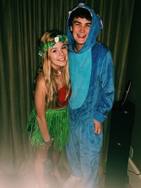 Lelo And Stitch Costumes, Cute Couples Halloween Costume Ideas, Couples Costumes Ideas, Disney Couples Costumes, Cute Couples Halloween, Lilo Costume, Two Person Halloween Costumes, Disney Couple Costumes, Lilo And Stitch Costume