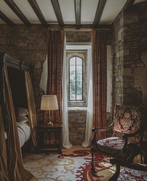 English Tudor Homes Interior, Tudor Decor, European Hotel, English Architecture, English Castles, England Homes, Tudor Style Homes, Inspiration Deco, House Floor Design