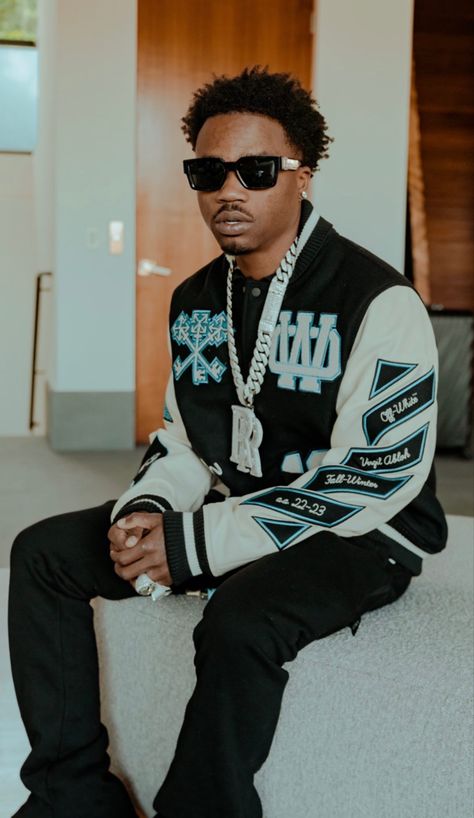 Roddy Ricch Aesthetic, Fine Celebrities, Roddy Rich, Artists Portraits, Joker Photos, Roddy Ricch, Nike Slippers, Popular Rappers, Mom Shoes