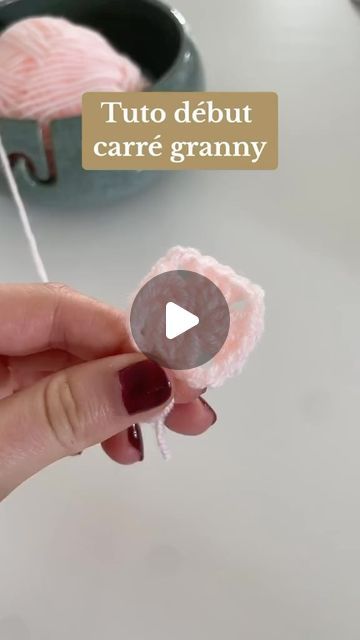 How To Crochet A Granny Square, Sac Aesthetic, Crochet Bob, Badge Template, Confection Au Crochet, Crochet Videos, Crochet Granny, Diy Crochet, Easy Crochet