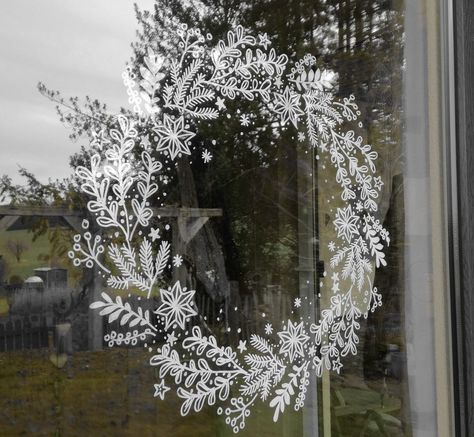 Christmas Painting Window, Winter Window Chalk Art, Windows Painting Christmas, Window Christmas Art, Window Christmas Painting, Window Painting Ideas Christmas, Winter Window Decorations, Xmas Window Painting, Window Painting Winter