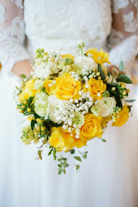 White And Yellow Bouquet, Yellow Rose Wedding, Yellow Rose Bouquet, Yellow Wedding Bouquet, Wedding Flower Guide, Wedding Yellow, Yellow Bouquets, Yellow Wedding Flowers, Fleurs Diy