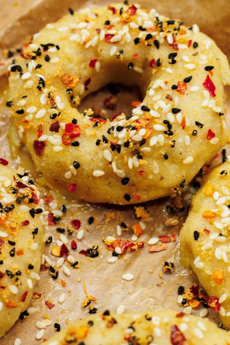 2-Ingredients Almond Flour Bagels (no Cheese) - RecipeMagik Almond Flour Bagels, Homemade Everything, Healthy Bagel, Bagel Recipe Easy, Make Almond Flour, Health Benefits Of Almonds, Low Carb Bagels, Almond Flour Bread, Gluten Free Bagels