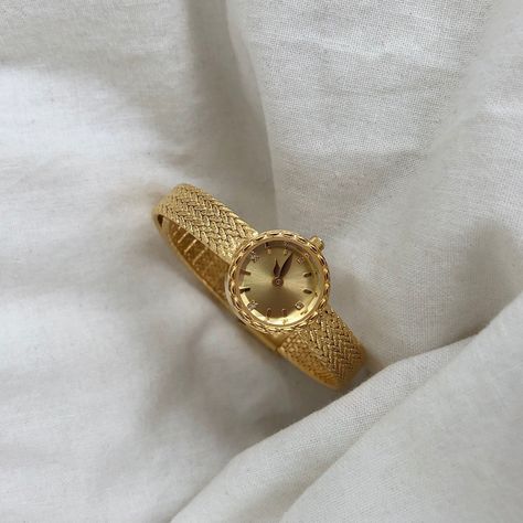 Excellent Condition Run Smooth Vintage Style Watch Gold Watch With Bracelets Women, Engagement Watches For Women, Small Gold Watch Women, Vintage Gold Watch Women, Dainty Watches For Women, Women’s Watch, Diana Jewellery, Feminine Watches, Vintage Watch Aesthetic