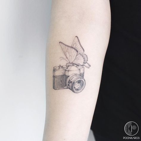 Camera Tattoo Design Photography, Small Camera Tattoo, Photography Tattoo Ideas, Photographer Tattoo Ideas, Photographer Tattoos, Camera Tattoo Ideas, Vintage Camera Tattoos, Simbols Tattoo, Camera Tattoo Design