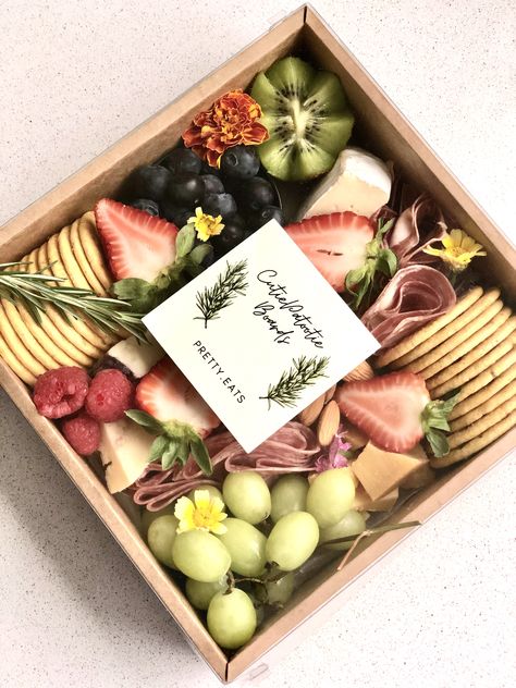 Cute Charcuterie Gift Box Charcuterie Board Gift Ideas, Charcuterie Gift Box, Charcuterie Board Gift, Charcuterie Picnic, Charcuterie Box, Holiday Charcuterie, Cheese And Fruit, Food Gift Box, Gourmet Gift Box