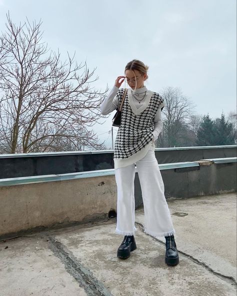 White Turtleneck Vest Outfit, White Pants With Boots Outfit, All White School Outfit, Turtleneck And Vest Outfit, Outfits With White Jeans Aesthetic, Vest Turtleneck Outfit, Flare White Jeans Outfit, Black And White Vest Outfit, White Knit Vest Outfit