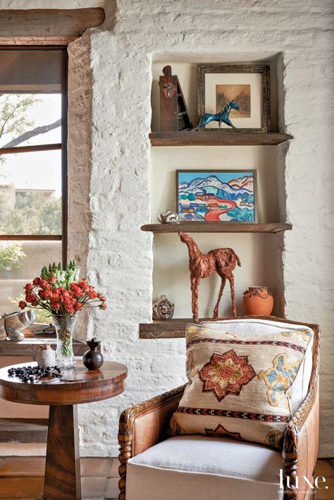 A Spanish Colonial Santa Fe Dwelling with Old-World Elements - Luxe Interiors + Design Spanish Accent Wall, Southwest Living, Condo Renovation, Santa Fe Home, Spanish Modern, Design Homes, Latest Interior Design Trends, Southwestern Home, Santa Fe Style