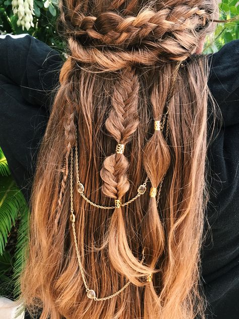 Braid With Jewellery, Elven Hairstyles Female, Braid Charm Hairstyles, Hippie Prom Hair, Girl Pirate Hairstyles, Celtic Hairstyles Braids, Braids With Gold Accessories, Slavic Braids, Fairy Braids