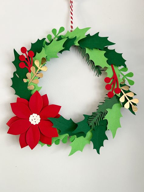 Christmas Dye Decorations, Xmas Paper Decorations, Couronne Noel Diy, Christmas Paper Wreath, Christmas Wreath Paper, Paper Plate Wreath, Paper Christmas Wreath, Christmas Interior Decor, Paper Decoration