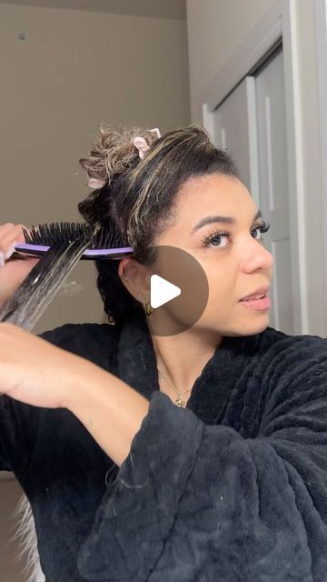 G L O R Y ♡ R O S E on Instagram: "Tutorial time! 💕🙌🏽 I’ve been asked sooo many times for an in depth tutorial on how I styled my hair in that viral video so here it is! Make sure to save the next time you style. 📌 Have you tried brush styling this way?? Products used: @moroccanoil Curl Cream @curlsmith_official In-Shower Style Fixer @CurlKeeper Flexy Brush #curlyhair #curlyhaircare #3bhair #rizos #3b #cacho #rizosnaturales #blondecurls #blondecurlyhair #cachosperfeitos #naturalhair #naturalhaircommunity #curlyhairdontcare" 3b Hair, Shower Style, Blonde Curly Hair, Blonde Curls, Natural Hair Community, Curl Cream, Curly Hair Care, Moroccan Oil, Brown Hair