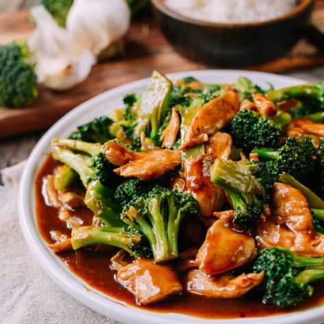 Good Sauce For Chicken, Cantonese Recipes, Chinese Brown Sauce, Asian Entrees, Broccoli And Chicken, Chicken Entree, Rice And Broccoli, Homemade Stir Fry, Woks Of Life