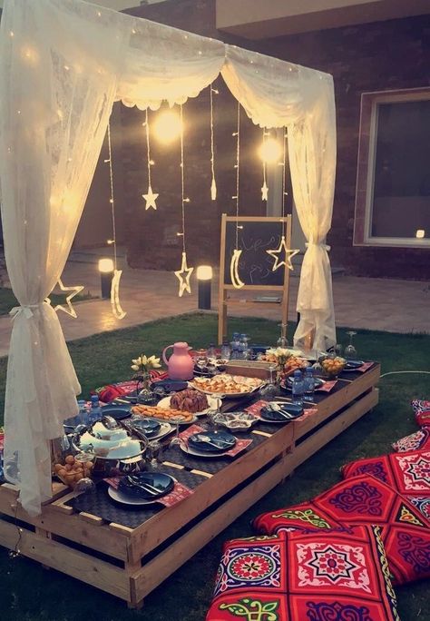 Ramadan Table Decor, Muslim Prayer Room Ideas, La Mecca, Iftar Party, Ramadan Kids, Ramadan Kareem Decoration, Ramadan Activities, Picnic Decorations, Eid Party