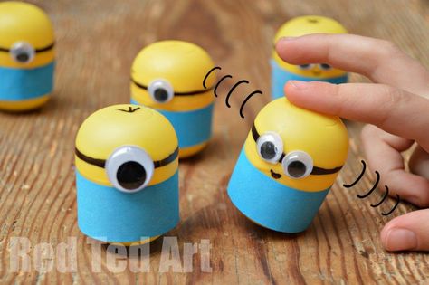 Minion Weeble Craft - this took 5minutes to make. We made them super simple so the kids could manage..... and then turned them into FUN WEEBLES!!! Minion Craft, Diy Minions, Construction Paper Crafts, Minion Party, Recycled Projects, Crafty Kids, Family Crafts, Childrens Crafts, Despicable Me