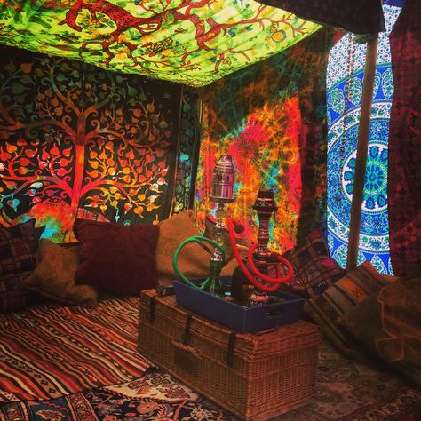 Sesh Shed Ideas Interior, Small Shed Hangout Ideas, Forest Hangout Spot, Shed Hangout, Sesh Shed Ideas, Shed Aesthetic, Sesh Spot, Trippy Shed Ideas, Shed Hangout Ideas