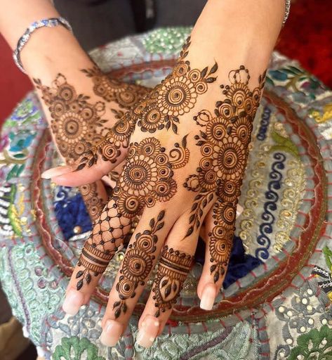 Henna designs Mehndi designs Mehndi Ideas, Simple Mehendi, Beginner Henna, Indian Mehndi, Front Mehndi Design, Pretty Henna, Hand Mehndi Design, Islam Marriage, Henna Tattoo Designs Hand