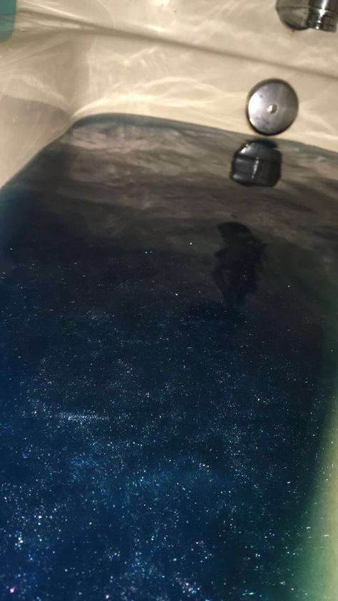 Bath bombs give me life Bath Goals, Bath Aesthetic, Bohemian Bathroom, Dream Bath, Skate Girl, Flower Bath, Bath Art, Bath Fizzies, Luxury Lifestyle Dreams