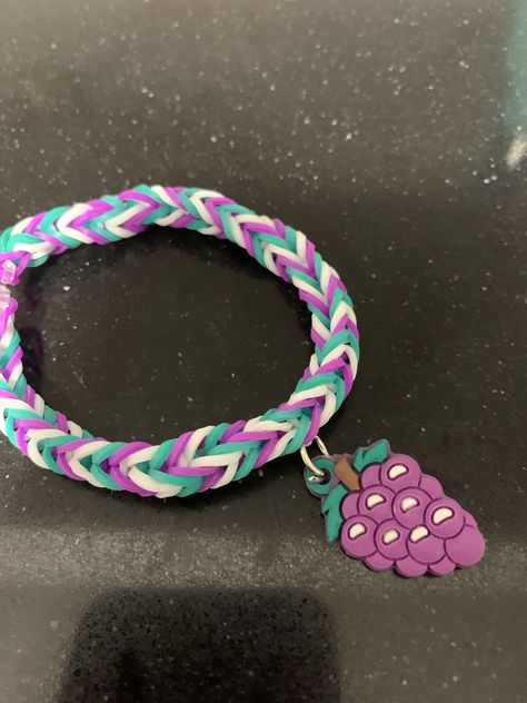 Cute Rubber Band Bracelet Color Ideas, Preppy Rainbow Loom Bracelets, Preppy Rubber Band Bracelets, Loom Band Bracelet Ideas, Rainbow Loom Color Ideas, Loom Bands Aesthetic, Rubber Band Bracelet Color Ideas, Rainbow Loom Bracelets Color Ideas, Rubber Band Bracelet Ideas