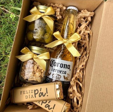 Ideas Regalo Dia Del Padre, Ideas Dia Del Padre Para Vender, Fathers Day Gift Basket, Creative Gift Baskets, Liquor Gifts, Birthday Basket, Diy Gifts For Dad, Themed Gift Baskets, Diy Gift Baskets