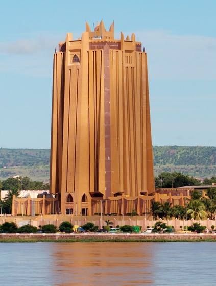 Bamako, Mali. West Africa. Designed by Senegalese architect Goudiaby Atepa Mali Architecture, Fantastic Architecture, African Architecture, Stone City, Cradle Of Civilization, Dutch House, Genius Loci, Egyptian Pyramids, Traditional Building