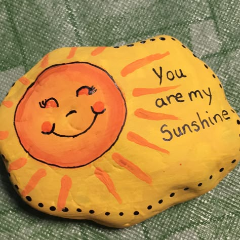 You Are My Sunshine Painted Rock, Easy Rock Painting, Painted Seashells, Painted Garden Rocks, Painting Ideas Easy, Diy Rock Art, Rock Painting Ideas, Stone Art Painting, Painted Rocks Kids