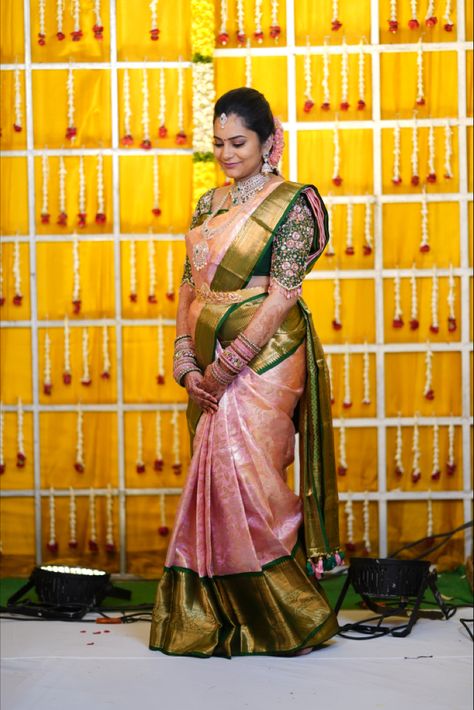 Green Sarees Pattu, Pelli Kuturu Sarees, Bridal Saree Color Combinations, Pelli Pattu Sarees Indian Bridal, Wedding Silk Saree Indian Bridal, Green Saree Blouse Combination, New Pattu Sarees, Green Blouse Designs For Saree Silk, Bridal Blouses Designs