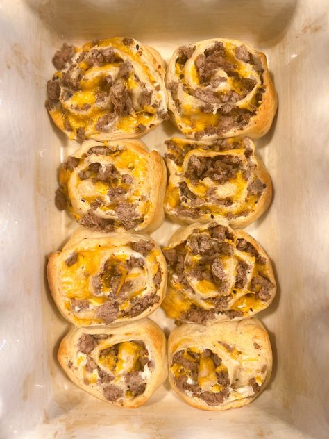 Sausage and Cheese Breakfast Wheels Sausage Egg Cinnamon Rolls, Sausage Egg And Cheese Rolls, Lazy Breakfast Ideas, Pilsbury Crescent Rolls, Cheese Roll Recipe, Crescent Breakfast, Breakfast Crescent Rolls, Cinnamon Banana Bread, Breakfast Meat