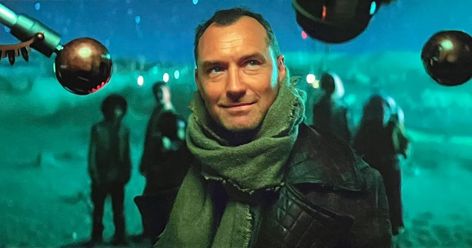 Skeleton Crew will be led by Jude Law. Disney Skeleton, Thrawn Trilogy, Skeleton Crew, Grand Admiral Thrawn, I See Stars, Jon Favreau, Hollywood Music, Star Wars Droids, Star Wars Celebration