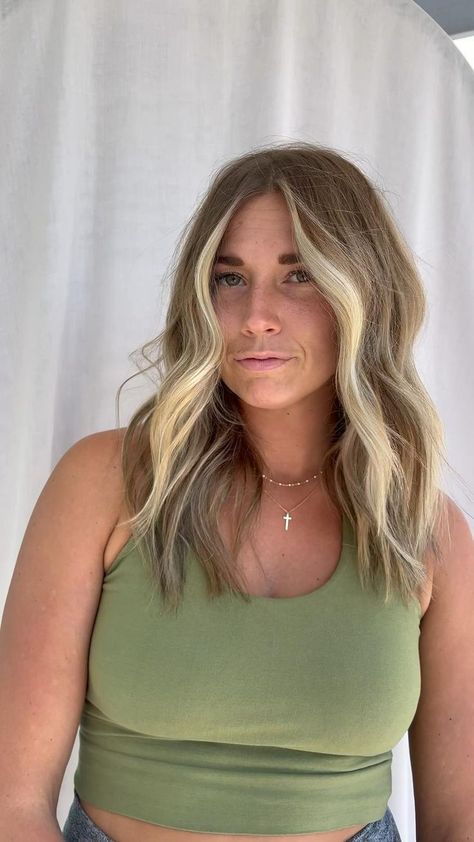 Lob Face Framing Highlights, Mid Length Beachy Hair, Lived In Medium Length Hair, Above Chest Hair Length, Natural Highlights With Money Piece, Low Maintence Hair Cuts, Bold Blonde Money Piece, Mid Hair Cuts For Women, Collar Bone Length Hair With Layers