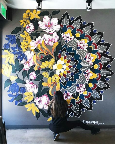 Mandala Wall Art Murals, فن الرسم بال�مسامير, Snapdragon Flowers, Creative Wall Painting, Canvas For Beginners, Wall Painting Decor, Deco Originale, Wall Paint Designs, Mandala Wall Art