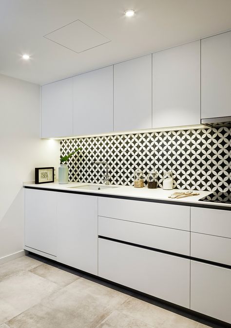 This is a stylish black and white kitchen by the Spanish kitchen company DOCA. The Sarria wall tile splash back adds a chic appearance. The kitchen is designed as a central feature in this small apartment renovation in the Costa Brava, Spain. Designed by ZEST architecture. White Kitchen Wall Tiles Ideas Modern, Black And White Wall Tiles Kitchen, Modular Kitchen Wall Tiles Design, White Kitchen Wall Tiles Ideas, Black And White Tile Kitchen Back Splashes Backsplash Ideas, Small Kitchen Tiles Ideas, Kitchen Wall Tiles Design Modern, Small Black And White Kitchen, Kitchen Wall Tiles Ideas Modern